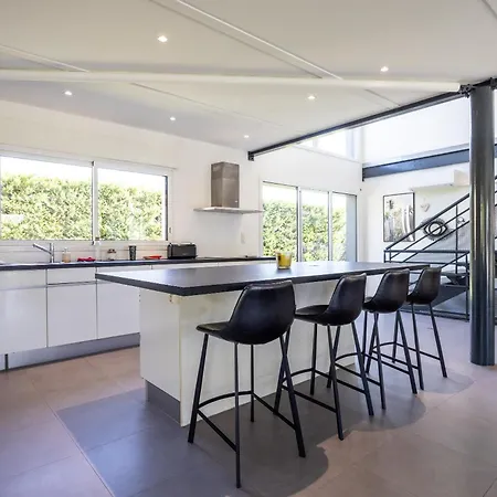 Villa Spacieuse Avec Piscine Privee A