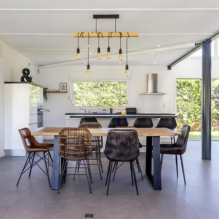 Villa Spacieuse Avec Piscine Privee A