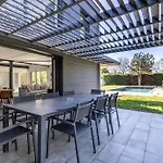 Spacieuse Avec Piscine Privée à Villa