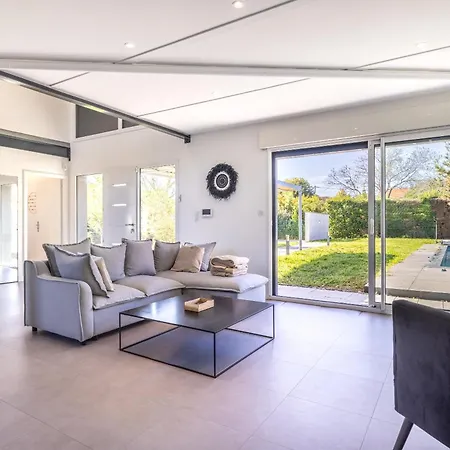 Spacieuse Avec Piscine Privée à