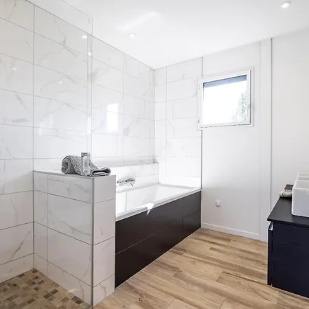 Villa Spacieuse Avec Piscine Privée à