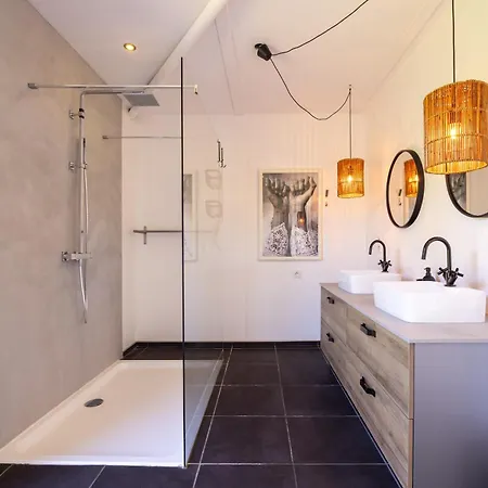 Villa Spacieuse Avec Piscine Privée à *